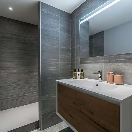 Chaleureux 4 Pers, Centre, à 2 Pas Des Pistes, Parking, Inclus - Fr-1-631-204 *